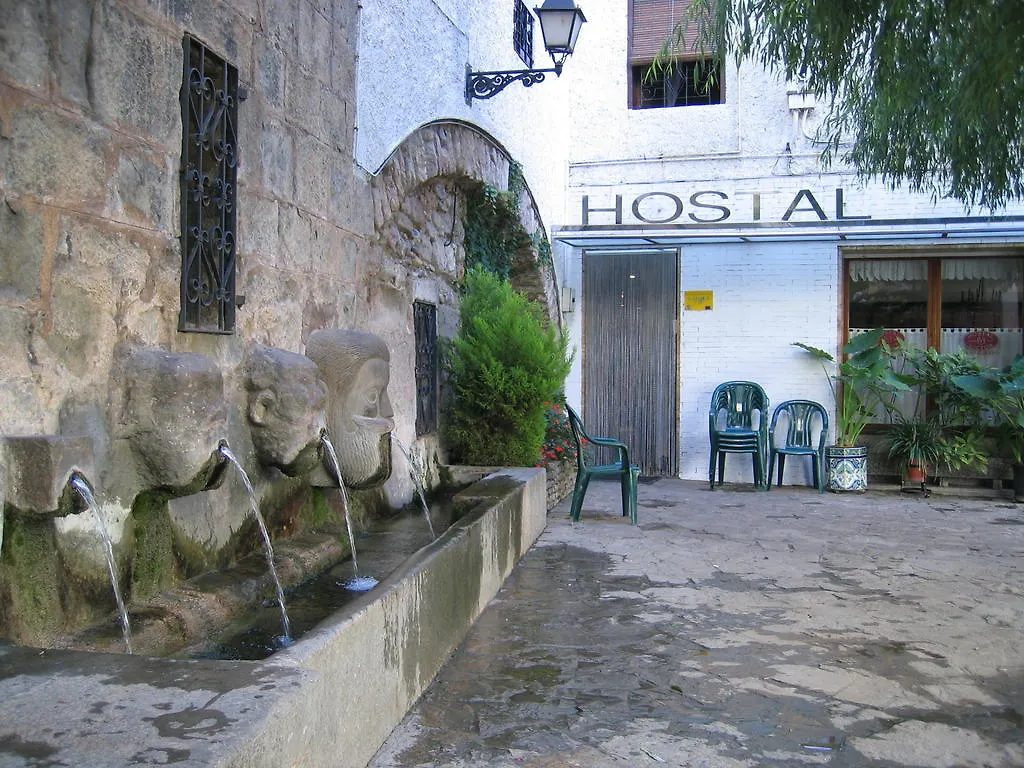 Guest house Hostal Victor Oliana