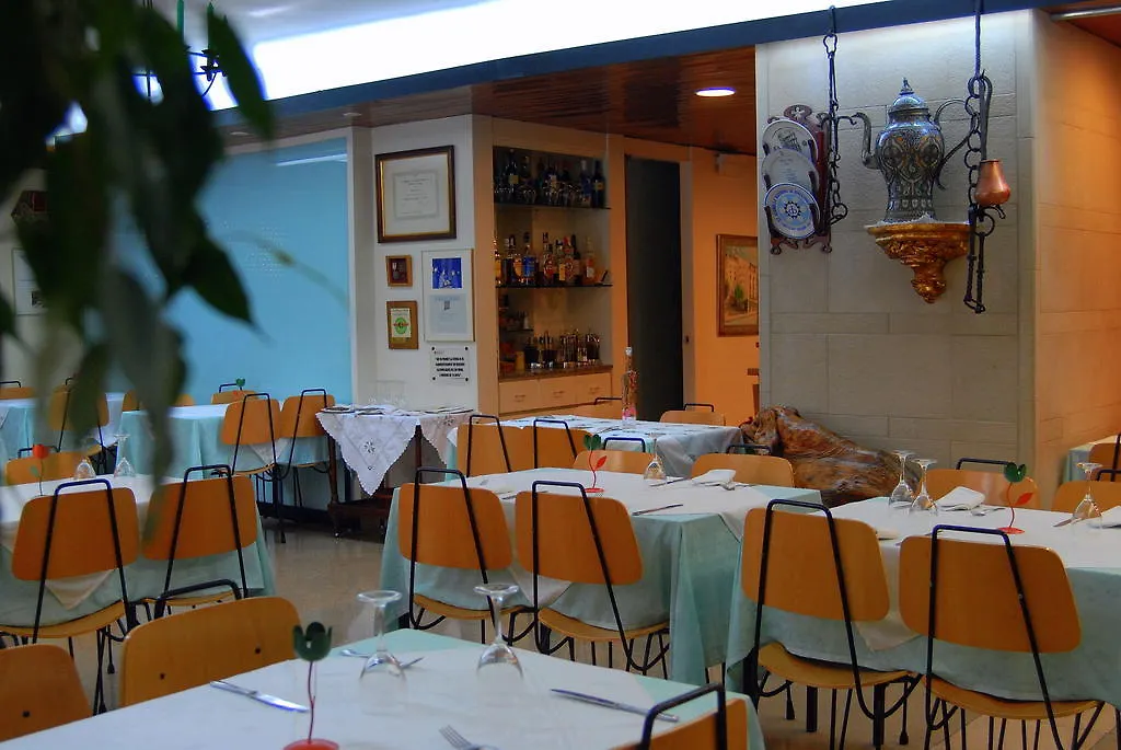 Guest house Hostal Victor Oliana